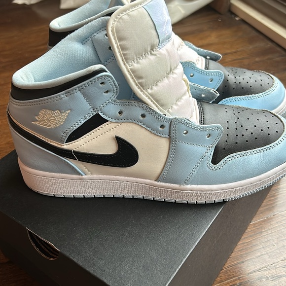 Air Jordan 1 Mid - Picture 3 of 9